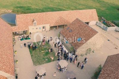 Miniature Location salle Menus (Orne) - Gîte de La Bretillière #1 Chemin de campagne bordé de poteaux électriques et clôtures, traversant un paysage rural sous un ciel sombre.