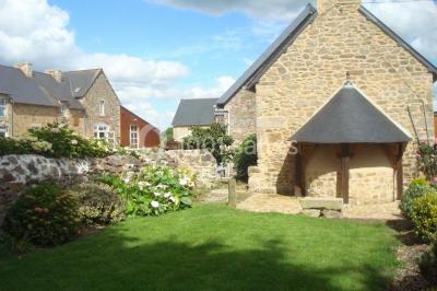 Miniature Location salle Saint-Pôtan (Côtes-d'Armor) - La Métairie de la Barre #1 Table ronde décorée pour un événement, avec nappes beige, chaises blanches ornées de tissu orange et centre de table floral.