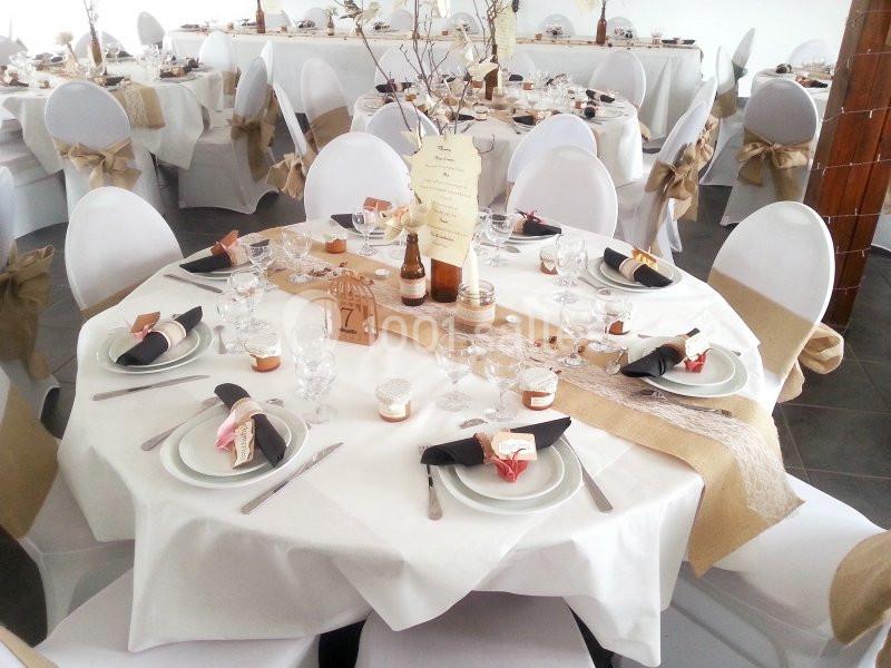 Location salle Saint-Pôtan (Côtes-d'Armor) - La Métairie de la Barre #6 Table décorée pour un mariage avec nappes blanches, chemins de table en jute, vaisselle élégante et centres de table…