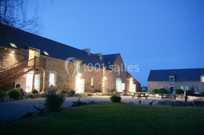 Miniature Location salle Saint-Pôtan (Côtes-d'Armor) - La Métairie de la Barre #7 Table ronde décorée pour un événement, avec nappes beige, chaises blanches ornées de tissu orange et centre de table floral.