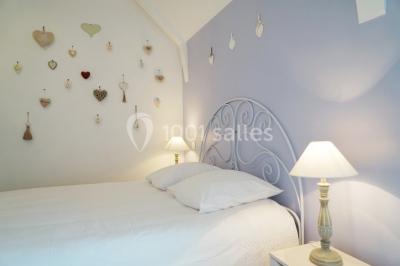 Miniature Location salle Saint-Pôtan (Côtes-d'Armor) - La Métairie de la Barre #18 Table ronde décorée pour un événement, avec nappes beige, chaises blanches ornées de tissu orange et centre de table floral.