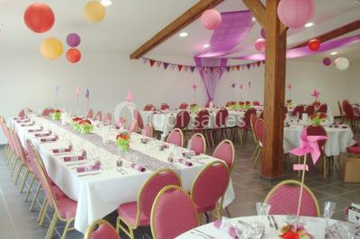 Miniature Location salle Saint-Pôtan (Côtes-d'Armor) - La Métairie de la Barre #16 Table ronde décorée pour un événement, avec nappes beige, chaises blanches ornées de tissu orange et centre de table floral.