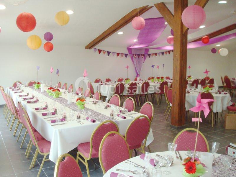 Location salle Saint-Pôtan (Côtes-d'Armor) - La Métairie de la Barre #16 Salle décorée pour un événement avec tables dressées, chaises rouges, lanternes colorées et guirlandes suspendues.