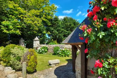 Miniature Location salle Saint-Pôtan (Côtes-d'Armor) - La Métairie de la Barre #12 Table ronde décorée pour un événement, avec nappes beige, chaises blanches ornées de tissu orange et centre de table floral.