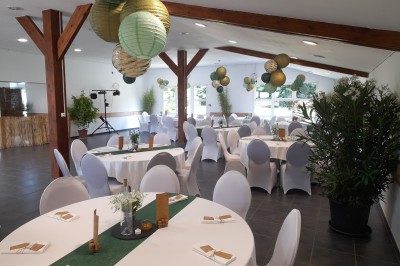 Miniature Location salle Saint-Pôtan (Côtes-d'Armor) - La Métairie de la Barre #25 Table ronde décorée pour un événement, avec nappes beige, chaises blanches ornées de tissu orange et centre de table floral.