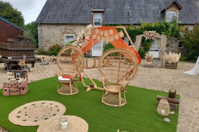Miniature Location salle Saint-Pôtan (Côtes-d'Armor) - La Métairie de la Barre #28 Table ronde décorée pour un événement, avec nappes beige, chaises blanches ornées de tissu orange et centre de table floral.