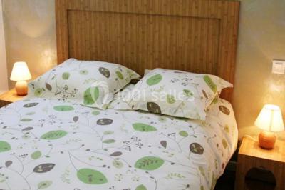 Miniature Location salle Saint-Pôtan (Côtes-d'Armor) - La Métairie de la Barre #19 Table ronde décorée pour un événement, avec nappes beige, chaises blanches ornées de tissu orange et centre de table floral.