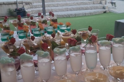 Table de réception élégamment dressée avec nappes blanches, serviettes décorées, verres et couverts alignés.