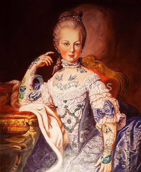 Portrait d'une femme en robe d'époque avec des tatouages modernes visibles sur ses bras, son cou et son torse.