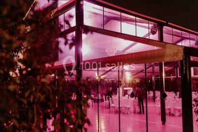 Salle de bain avec baignoire encastrée, lavabo sur meuble en marbre beige et fenêtre laissant entrer la lumière naturelle.