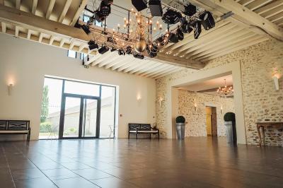 Jardin verdoyant avec pelouse bien entretenue, arbres et arbustes sous un ciel bleu dégagé.