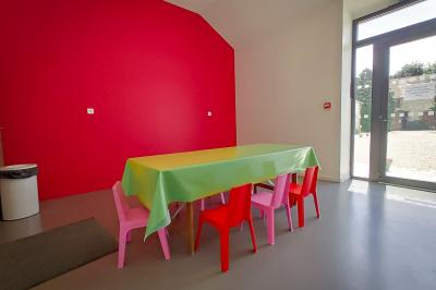 Jardin verdoyant avec pelouse bien entretenue, arbres et arbustes sous un ciel bleu dégagé.