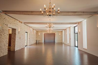 Jardin verdoyant avec pelouse bien entretenue, arbres et arbustes sous un ciel bleu dégagé.