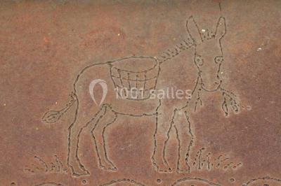 Jardin verdoyant avec pelouse bien entretenue, arbres et arbustes sous un ciel bleu dégagé.