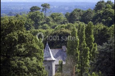 Miniature Location salle Treffléan (Morbihan) - Manoir de Randrecard #3 Paysages naturels avec lac entouré de forêts, sentiers boisés et ponton au bord de l'eau sous un ciel partiellement nuageux.
