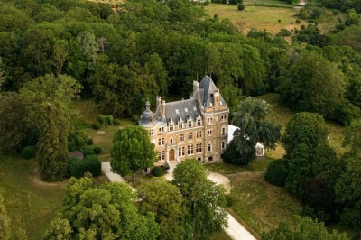 Miniature Location salle Chevreuse (Yvelines) - Château De Meridon #10 Tables élégamment dressées avec nappes vertes, chaises en bois et décor floral abondant dans une salle lumineuse.
