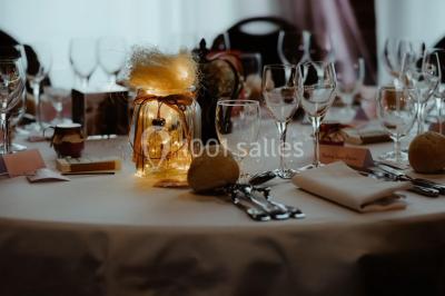 Miniature Location salle Watten (Nord) - Le Domaine du Fil de l’Eau #14 Table élégamment dressée avec menu, couverts, verres et une fleur rouge en centre de table, éclairée par la lumière…