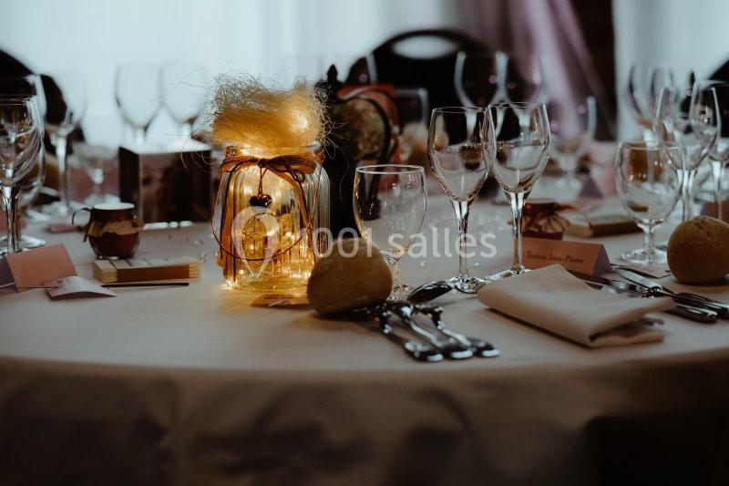 Location salle Watten (Nord) - Le Domaine du Fil de l’Eau #14 Table élégamment dressée avec des verres, couverts, serviettes et un centre de table lumineux décoratif.
