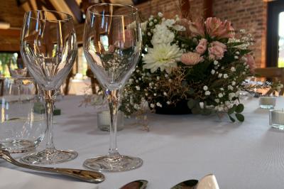 Miniature Location salle Watten (Nord) - Le Domaine du Fil de l’Eau #7 Table élégamment dressée avec menu, couverts, verres et une fleur rouge en centre de table, éclairée par la lumière…