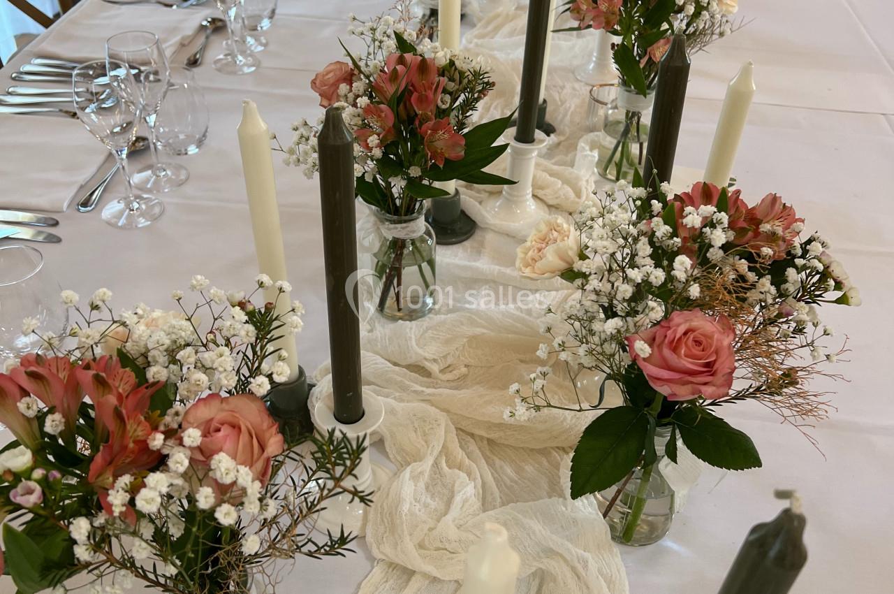 Location salle Watten (Nord) - Le Domaine du Fil de l’Eau #19 Table décorée avec des bougies, nappes blanches, petits bouquets de fleurs roses et blanches dans des vases en verre.
