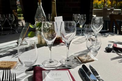 Miniature Location salle Watten (Nord) - Le Domaine du Fil de l’Eau #24 Table élégamment dressée avec menu, couverts, verres et une fleur rouge en centre de table, éclairée par la lumière…