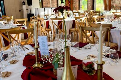 Miniature Location salle Watten (Nord) - Le Domaine du Fil de l’Eau #18 Table élégamment dressée avec menu, couverts, verres et une fleur rouge en centre de table, éclairée par la lumière…