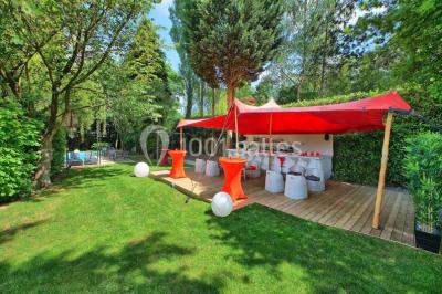 Miniature Location salle Bruxelles (Bruxelles-Capitale) - Villattitude #4 Escalier en bois sculpté avec rampe en métal, lustres suspendus et grandes fenêtres laissant entrer la lumière naturelle.