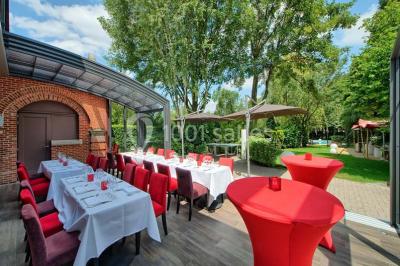 Miniature Location salle Bruxelles (Bruxelles-Capitale) - Villattitude #7 Escalier en bois sculpté avec rampe en métal, lustres suspendus et grandes fenêtres laissant entrer la lumière naturelle.