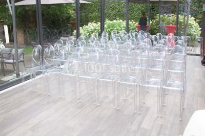 Miniature Location salle Bruxelles (Bruxelles-Capitale) - Villattitude #8 Escalier en bois sculpté avec rampe en métal, lustres suspendus et grandes fenêtres laissant entrer la lumière naturelle.