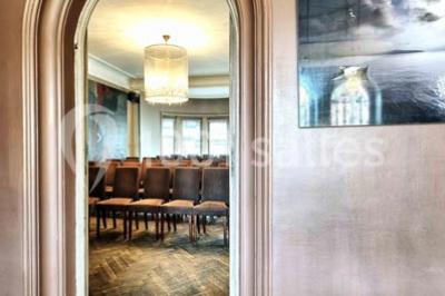 Miniature Location salle Bruxelles (Bruxelles-Capitale) - Villattitude #10 Escalier en bois sculpté avec rampe en métal, lustres suspendus et grandes fenêtres laissant entrer la lumière naturelle.