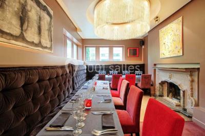 Miniature Location salle Bruxelles (Bruxelles-Capitale) - Villattitude #15 Escalier en bois sculpté avec rampe en métal, lustres suspendus et grandes fenêtres laissant entrer la lumière naturelle.