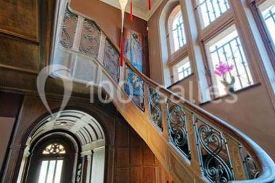 Miniature Location salle Bruxelles (Bruxelles-Capitale) - Villattitude #17 Escalier en bois sculpté avec rampe en métal, lustres suspendus et grandes fenêtres laissant entrer la lumière naturelle.