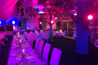 Miniature Location salle Marseille (Bouches-du-Rhône) - Le Greenwich #10 Salle de restaurant lumineuse avec tables dressées, chaises noires et blanches, et terrasse extérieure avec vue sur des…