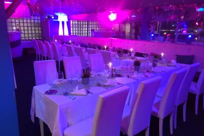 Miniature Location salle Marseille (Bouches-du-Rhône) - Le Greenwich #11 Salle de restaurant lumineuse avec tables dressées, chaises noires et blanches, et terrasse extérieure avec vue sur des…