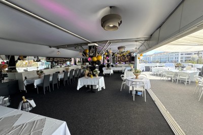 Miniature Location salle Marseille (Bouches-du-Rhône) - Le Greenwich #12 Terrasse extérieure éclairée de nuit avec tables hautes, chaises et décorations lumineuses sous des voiles tendues.