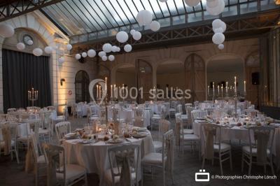 Miniature Location salle Ouzouer-sur-Trézée (Loiret) - Château de Pont-chevron #3 Voiture ancienne noire stationnée devant un bâtiment blanc entouré de jardins et d'arbres sous un ciel bleu.