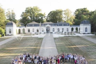 Miniature Location salle Ouzouer-sur-Trézée (Loiret) - Château de Pont-chevron #18 Voiture ancienne noire stationnée devant un bâtiment blanc entouré de jardins et d'arbres sous un ciel bleu.