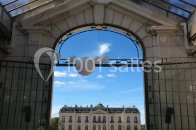 Miniature Location salle Ouzouer-sur-Trézée (Loiret) - Château de Pont-chevron #7 Voiture ancienne noire stationnée devant un bâtiment blanc entouré de jardins et d'arbres sous un ciel bleu.