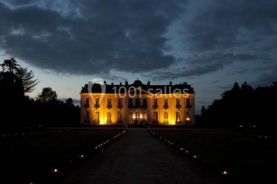 Miniature Location salle Ouzouer-sur-Trézée (Loiret) - Château de Pont-chevron #13 Voiture ancienne noire stationnée devant un bâtiment blanc entouré de jardins et d'arbres sous un ciel bleu.