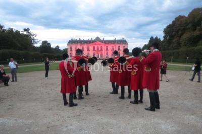 Miniature Location salle Ouzouer-sur-Trézée (Loiret) - Château de Pont-chevron #15 Voiture ancienne noire stationnée devant un bâtiment blanc entouré de jardins et d'arbres sous un ciel bleu.