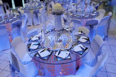 Miniature Location salle Boissy-l'Aillerie (Val-d'Oise) - L'Etincelle #8 Table garnie de verrines, jus d'orange, pâtisseries et une lanterne décorative dans un cadre lumineux.