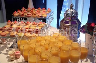 Miniature Location salle Boissy-l'Aillerie (Val-d'Oise) - L'Etincelle #10 Table garnie de verrines, jus d'orange, pâtisseries et une lanterne décorative dans un cadre lumineux.