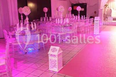 Miniature Location salle Boissy-l'Aillerie (Val-d'Oise) - L'Etincelle #3 Table garnie de verrines, jus d'orange, pâtisseries et une lanterne décorative dans un cadre lumineux.