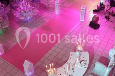 Miniature Location salle Boissy-l'Aillerie (Val-d'Oise) - L'Etincelle #6 Table garnie de verrines, jus d'orange, pâtisseries et une lanterne décorative dans un cadre lumineux.