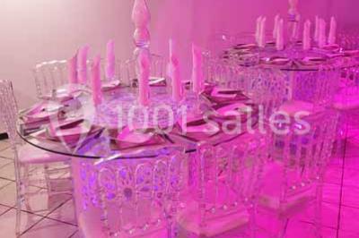 Miniature Location salle Boissy-l'Aillerie (Val-d'Oise) - L'Etincelle #5 Table garnie de verrines, jus d'orange, pâtisseries et une lanterne décorative dans un cadre lumineux.