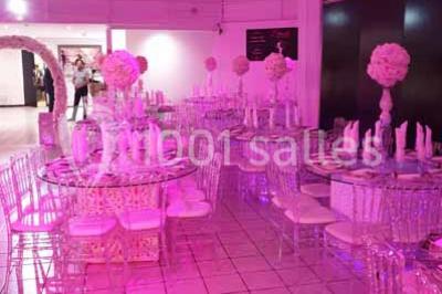 Miniature Location salle Boissy-l'Aillerie (Val-d'Oise) - L'Etincelle #4 Table garnie de verrines, jus d'orange, pâtisseries et une lanterne décorative dans un cadre lumineux.