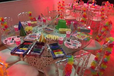 Miniature Location salle Boissy-l'Aillerie (Val-d'Oise) - L'Etincelle #9 Table garnie de verrines, jus d'orange, pâtisseries et une lanterne décorative dans un cadre lumineux.