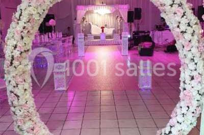 Miniature Location salle Boissy-l'Aillerie (Val-d'Oise) - L'Etincelle #2 Table garnie de verrines, jus d'orange, pâtisseries et une lanterne décorative dans un cadre lumineux.