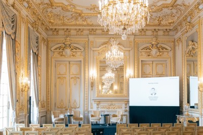 Miniature Location salle Paris 16 (Paris) - Shangri - La Paris #13 Entrée d'un hôtel de luxe avec une plaque indiquant ’Shangri-La Paris’, entourée d'une architecture élégante.