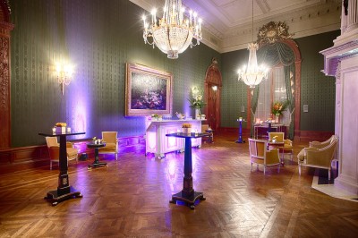 Miniature Location salle Paris 16 (Paris) - Shangri - La Paris #18 Entrée d'un hôtel de luxe avec une plaque indiquant ’Shangri-La Paris’, entourée d'une architecture élégante.